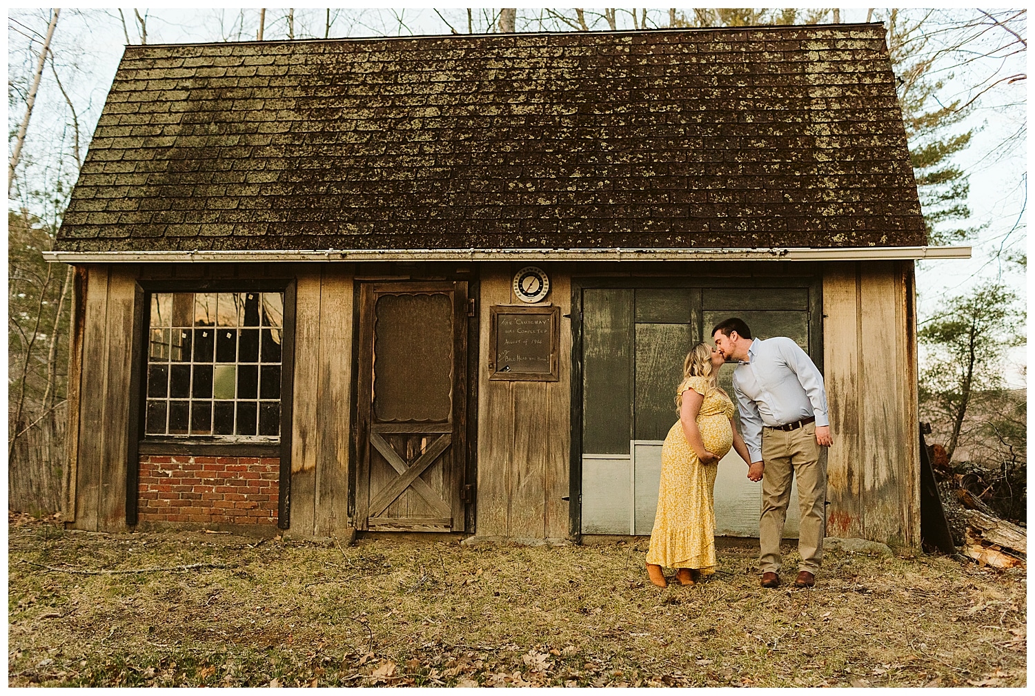 Palermo, Maine maternity photos by old building