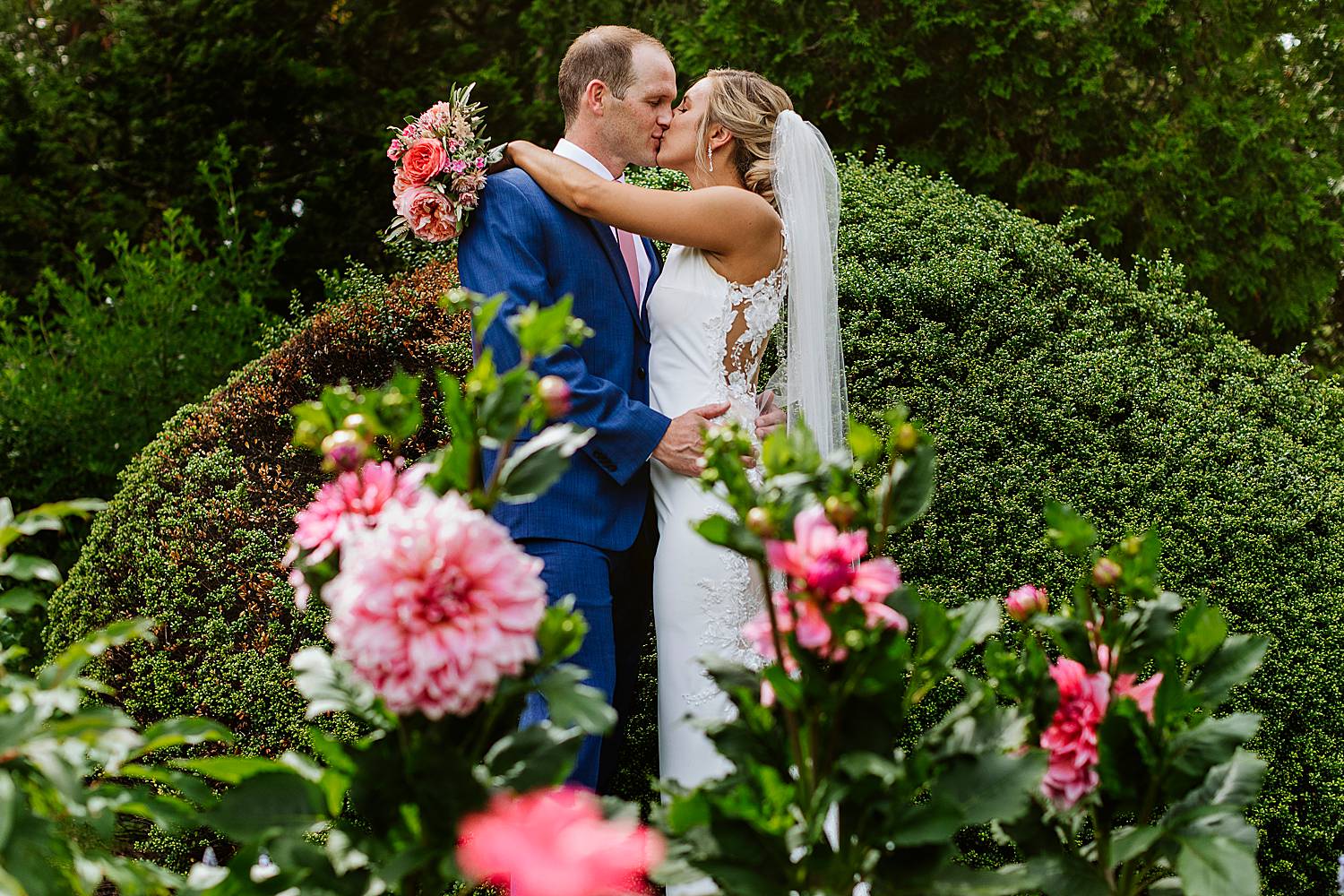 bride and groom kissing at Fuller Gardens wedding
